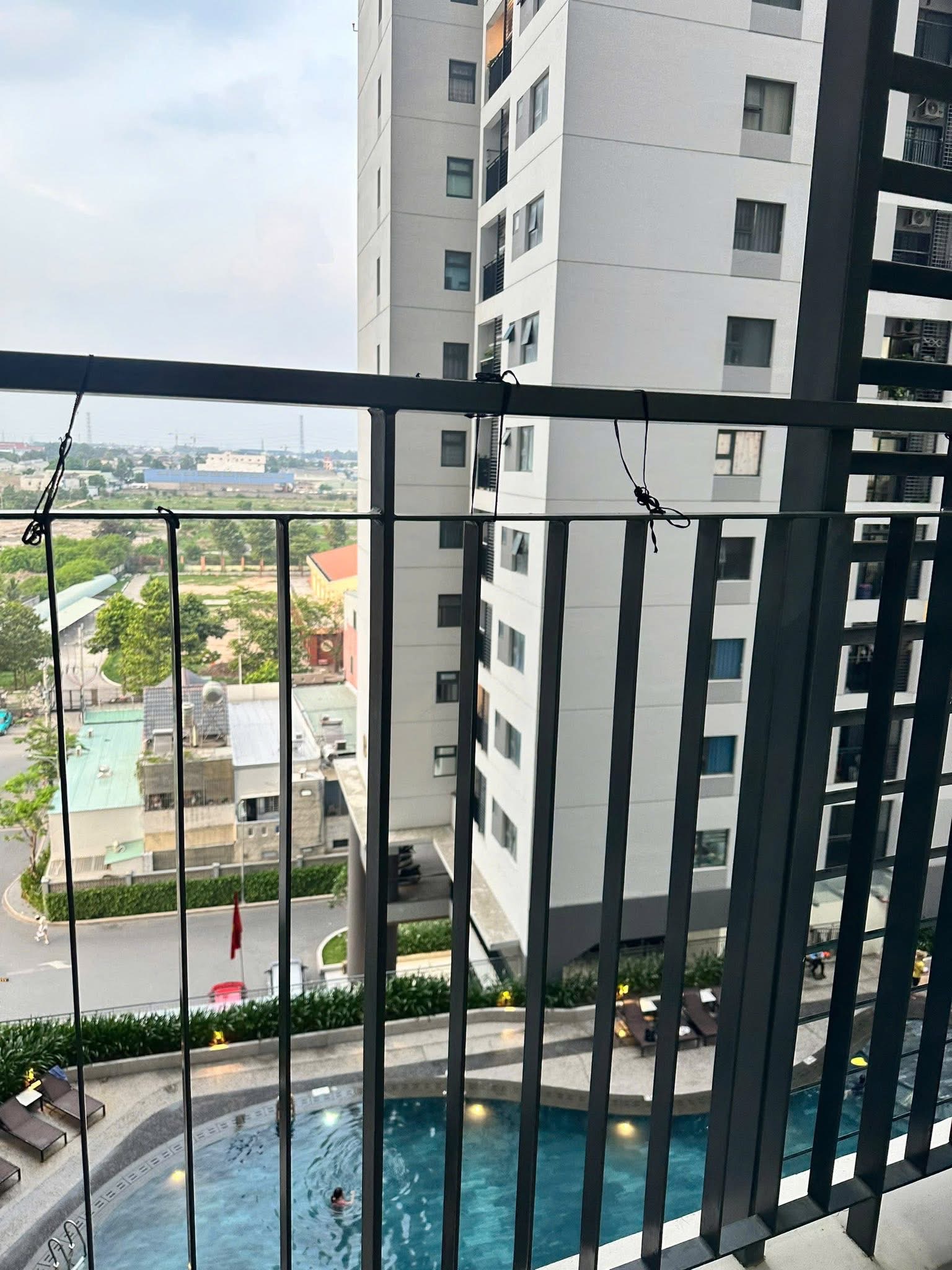 Cho thuê căn hộ full nội thất view hồ bơi thoáng mát